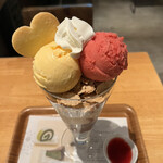 Nanazugreen tea - ショコラフランボワーズパフェ１６００円。見た目め可愛いパフェです。コーンフレークがトップ下に来るのが特徴ですね。