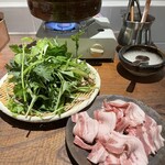 やくぜん酒場 甘草 - 「草鍋」鶏出汁に豚肉と葉野菜いっぱいの薬膳鍋