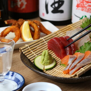 8道菜品、30种无限畅饮套餐4,000日元～～半包间、单间等。