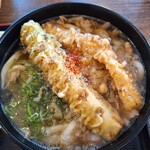 Sanuki Udon Tsurubee - かすうどん大にちくわ天2本乗せて七味唐辛子と白胡麻をかけました