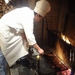 レストラン・パッション - 肉を焼き上げるPachonさん