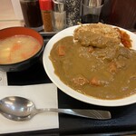 ランチハウス ミトヤ - メンチ（小）カレーライス豚汁付き　（ルー大盛）の図