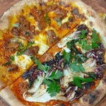 Pizza 4P's - ラムのスパイシーカレーとモロッコ風ラム肉のダブルラムのハーフ&ハーフ