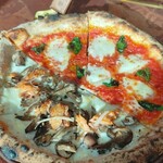 Pizza 4P's - モッツァレラのマルゲリータと鮭の西京焼き＆きのこのハーフ＆ハーフ