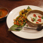 ガネーシュ - オイスタービリヤニの付け合わせのベジタブルカリーとベジタブルライタ