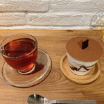 Atacu cafe - ニルギリ産紅茶、チョコバナナトライフル 各500円（税込）