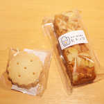 カフェ エ バール ドゥー - 手作りのショートブレッドと、キャラメルナッツケーキ