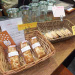 カフェ エ バール ドゥー - 富谷町・ヒトノワさんの店頭販売。いちごマフィンは売切