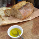 カフェ エ バール ドゥー - 焼き立てのバタールを、塩＆オリーブオイルとともに