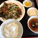 Ramen Ando Chuu Ka Eito - ニラレバ定食（ハーフライス）1000円