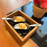 YUKA伊 - トマトとオレガノのスナックにクリームチーズとトマトを合わせたもの