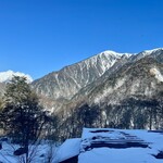 中の湯温泉旅館 - ロビーからは穂高と霞沢が望めます。