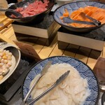 Virafonte Nu Gurando - 海鮮丼を作れるコーナーには、イカ、マグロ、サーモン、小柱、ネギトロ、シラスなど^ - ^