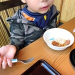 Gyuukatsu Kyouto Katsugyuu - 豚カツだと思って牛カツを食べる我が子、なんだか申し訳ない(いずれ本当のことを教えてあげよう)