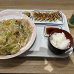 リンガーハット - 野菜たっぷり皿うどん¥930、ぎょうざ定食¥430