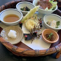 モリタ屋 東京丸の内店 - ローストビーフ，和牛しぐれ煮，季節の天ぷら，小鉢等