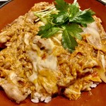 そばよし - 親子丼　コレくらいなら火の通し方は嫌いでは無いが、親子丼といえばもう少し半熟よね