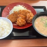 Katsuya - ロースかつ・唐揚げ定食￥880(税込)豚汁を大に変更￥44(税込)