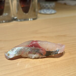 鮨 一幸 - 【鯵】★★★★
      張りのある身が絶妙な噛み心地を生み、綺麗ながら味と香りは凛と力強く高純度に鯵を感じさせ、薬味と合わさりさっぱりと余韻を作る。
      終盤にピッタリの鯵！