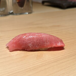鮨 一幸 - 【大トロ】★★★★
      甘味のある脂に覆われた身は、ふっくらとしながらも噛むと心地よい繊維感を持ち、甘味をグングン伸ばしてくる。しなやかで力ある味わい。
