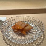 鮨 一幸 - 【赤貝】★★★★
      殻付きのまま寝かせた赤貝。
      フルーティーな香りから始まり昆布感ある香りが追いかけてくるように広がり、そして噛むほどに濃縮された旨味がグングン伸びてくる。