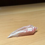 鮨 一幸 - 【鯛】★★★★★ 口に含むとしっとりと舌に馴染み、噛むと弾力に満ちたムチムチの身から甘味が溢れ、噛むほどに満ちていく！
      極上！