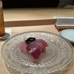 Sushi Ikko - 【ヨコワ】★★★★★
                        キメの細かい脂が滑らかな口当たりからの身が程よい繊維感。
                        そこから炙った皮の香ばしさ、質の良い脂が生む甘味を帯びた旨さ、そして酸味の心地よい余韻へと繋がる。