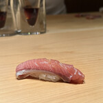 鮨 一幸 - 【鰤】★★★★★
      噛んだ瞬間の綺麗なファーストアタックから、溶けるようにシャリと絡み、鰤に濃縮された旨味がシャリの酸で目覚めるようにグングン膨らんでいく！