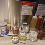 東京油組総本店 - 卓上。