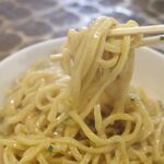 Tsukemen Ramen Katsuryuu - サクッと混ぜてから麺をすすると、太くコシの強い麺に鶏の旨味と絶妙な塩気がこだまするタレ、黄身のコク、ニンニクのジャンク感、シャリシャリとした生玉ねぎが馴染んでウマー！