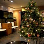 鉄板グリル鎌倉山 - ラウンジにはクリスマスツリーが