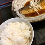 うまいもん酒場 魚鶏 - 鯖味噌定食の左側