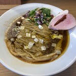 めん処 きよ洲 - オリーブオイルと佐助豚の脂浮くサバとオリーブのぶたらぁめん醤油850円税込！