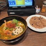 薬膳スープカレー・シャナイア - チキンと野菜の薬膳スープカレー大辛1630円
            寝かせ玄米変更100円