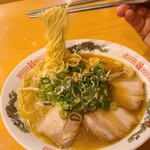 Chuuka Sakaba Gonchan - ①醤油豚骨ラーメン
                        トッピングは煮豚叉焼【3枚】、麻筍、もやし、薄切り椎茸、刻み葱、ガーリックチップ、白胡椒掛け
                        スープは豚骨と鶏ガラを煮込んでいると思います
                        麺は中太緩い縮れ麺、軟らかな茹で加減