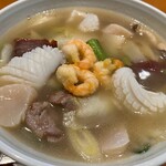 銀座アスター - ■海の幸と野菜の五目麺￥2,750…帆立貝、いか、豚肉、揚げ海老、チャーシュー、白菜、筍など具沢山。スープはさっぱり塩系。麺は中細ストレート。煮豚ではなく、叉焼。やっぱり叉焼の方が好き。