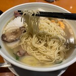 銀座アスター - ■海の幸と野菜の五目麺￥2,750…帆立貝、いか、豚肉、揚げ海老、チャーシュー、白菜、筍など具沢山。スープはさっぱり塩系。麺は中細ストレート。煮豚ではなく、叉焼。やっぱり叉焼の方が好き。