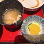 Kagurazaka Kamoshou - みそ汁、漬物