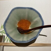 鮨まつもと 横浜店 - いくらの小鉢　とびっこちゃんがアクセント