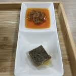 オーロラ食堂 - 別添えの生姜ラー油と煮干しバター