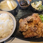 潤の珈琲 - 唐揚げ定食。1,000円
            大きめの唐揚げ5つ
            しのざきの爆盛りには敵わないがなかなか