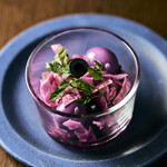 魅惑西式咸菜紫包菜和黑橄榄