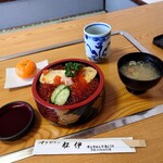 すきやきの松伊 - いくら丼(両方大盛り) 2,200円(税込)。