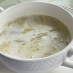 JiProign - 野菜の味が感じられるアッサリ味のクリームスープに油断していると突然イノシシが飛び出して来たりするので、シェフの創作意欲は油断できない。まあ、ほんのちょっとなら面白いと思うけど。