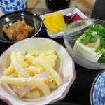 Tsukasa - 定食には小鉢が3皿と漬物も付いてます
