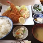 定吉 - ミックスフライ定食880円
            ヒレカツ、エビフライ、アジフライ。
            とても大きなエビフライで大満足