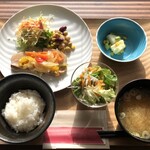 ティーエフユー カフェテリア オリーブ - 本日のおまかせランチ（豚肉と塩麹野菜炒め）