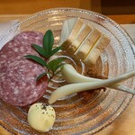 季節料理 よし野 - クリームチーズ醤油漬けとサラミ盛り