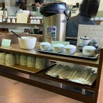 かつ廣 - テーブル横のキッチンワゴン(意外と便利)