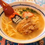 Shisa Zuhausu - 土日祭日のサービスセット
                        選べるソフトドリンク付
                        各種¥690　麺大盛り+¥100
                        
                        ②沖縄そば
                        3枚肉(豚の角煮)をトッピングしたおそばです。
                        可愛い赤黒のしーさー蒲鉾！小ねぎ、紅ショウガ